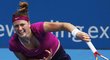 Petra Kvitová podává v zápase druhého kola turnaje v Sydney proti Rumunce Dulgheruové