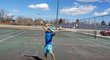 Teodor Davidov udivili tenisový svět: hraje pouze forhend...