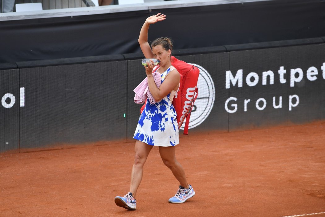 Barbora Strýcová se loučí s fanoušky po jasné prohře s Karolínou Plíškovou ve dvou setech