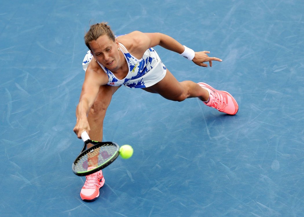 Barbora Strýcová je jednou z pěti Češek na turnaji. Čtyřhru si zahraje se světovou dvojkou Halepovou
