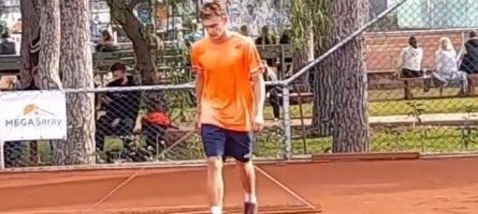 Po prvním profesionálním turnajovém triumfu po sobě musel Tobias Kodat, mladší bratr bývalé tenistky Nicole Vaidišové, řádně uklidit antukový kurt