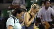 Maria Šarapovová reprízu wimbledonského finále s Petrou Kvitovou kvůli zranění kotníku nedohrála