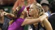 Petra Kvitová utěšuje Marii Šarapovovou, která musela čtvrtfinále v Tokiu vzdát kvůli výronu kotníku