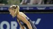 Maria Šarapovová s bolestivou grimasou opouští kurt poté, co si ve čtvrtfinále podvrtla kotník