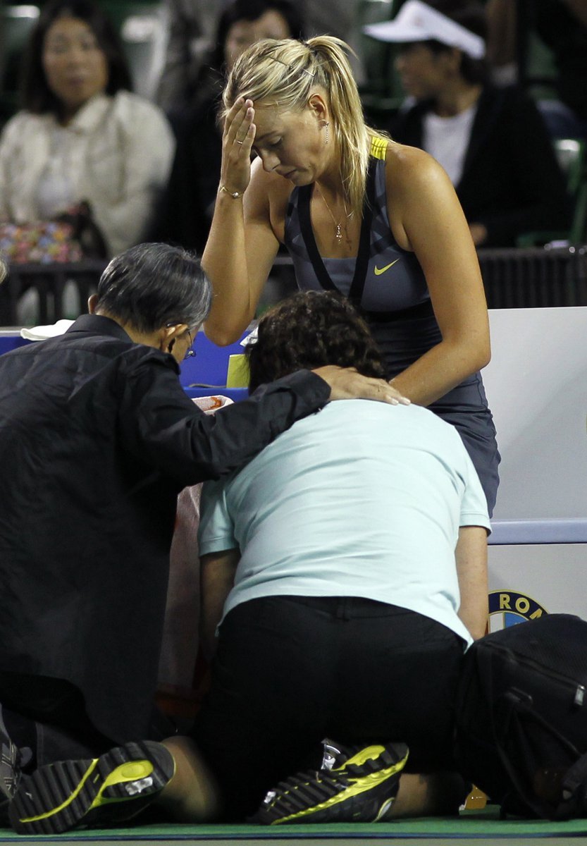 Maria Šarapovová přijímá ošetření ve čtvrtfinále turnaje v Tokiu proti Petře Kvitové