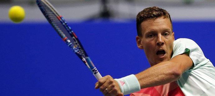 Tomáš Berdych se po měsíční pauze vrátil výhrou 6:3, 2:6, 7:6 nad Rusem Andrejem Kuzněcovem