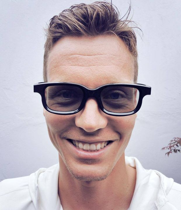 Brýláč Tomáš Berdych. Někomu přijde jeho projev na kurtu jako nudný, mimo něj se však snaží ukázat svou druhou tvář Brýláč Tomáš Berdych. Někomu přijde jeho projev na kurtu jako nudný, mimo něj se však snaží ukázat svou druhou tvář