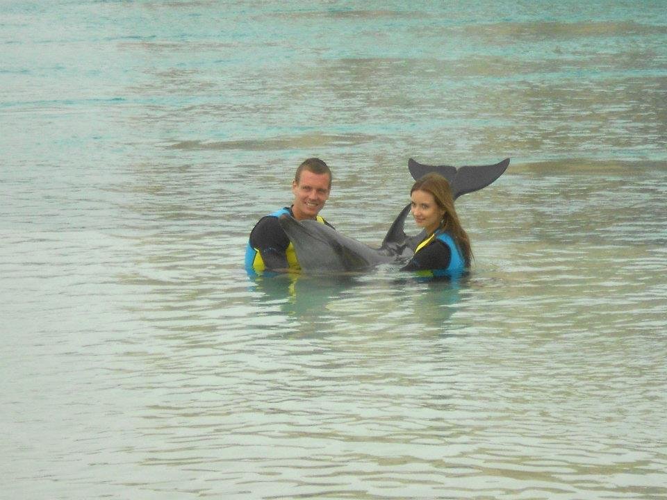 Tomáš Berdycha a jeho přítelkyně Ester v dubajském delfináriu