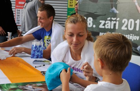 Tomáš Berdycha  Petra Kvitová se podepisují v Prostějově tenisovým nadějím
