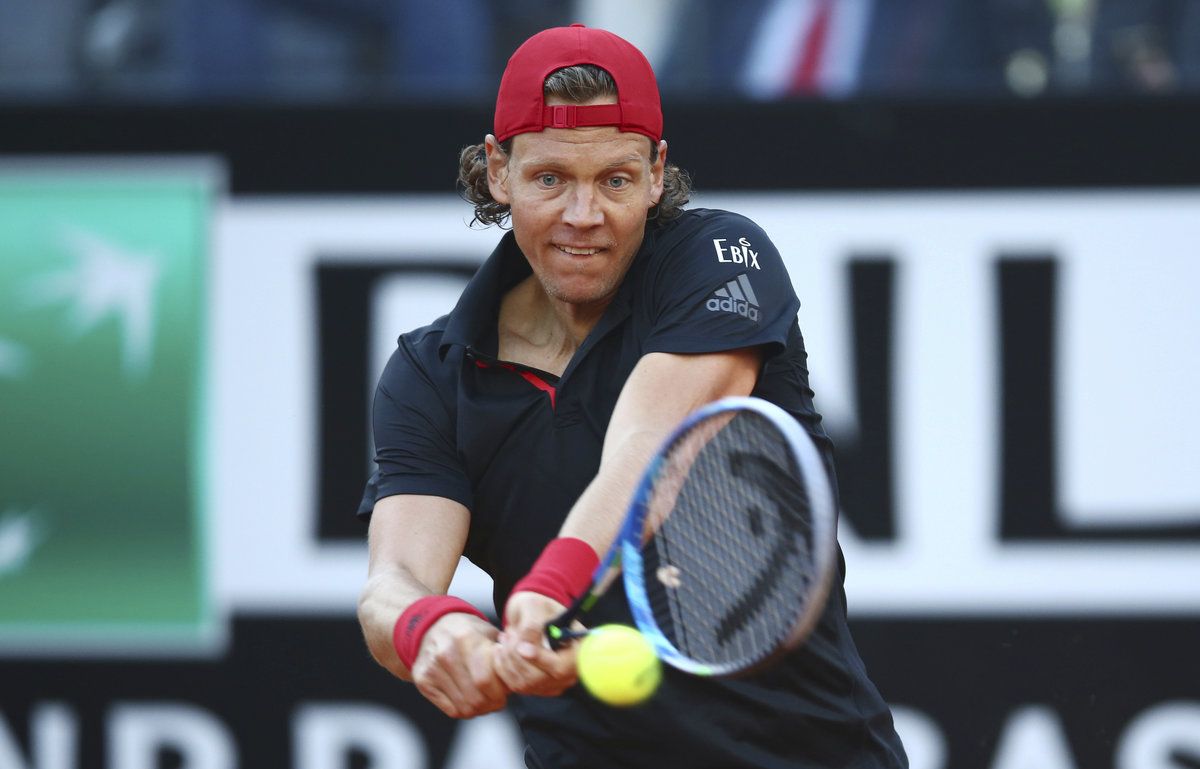 Tomáš Berdych v zápase s Denisem Šapovalovem