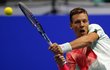 Tomáš Berdych se po měsíční pauze vrátil výhrou 6:3, 2:6, 7:6 nad Rusem Andrejem Kuzněcovem