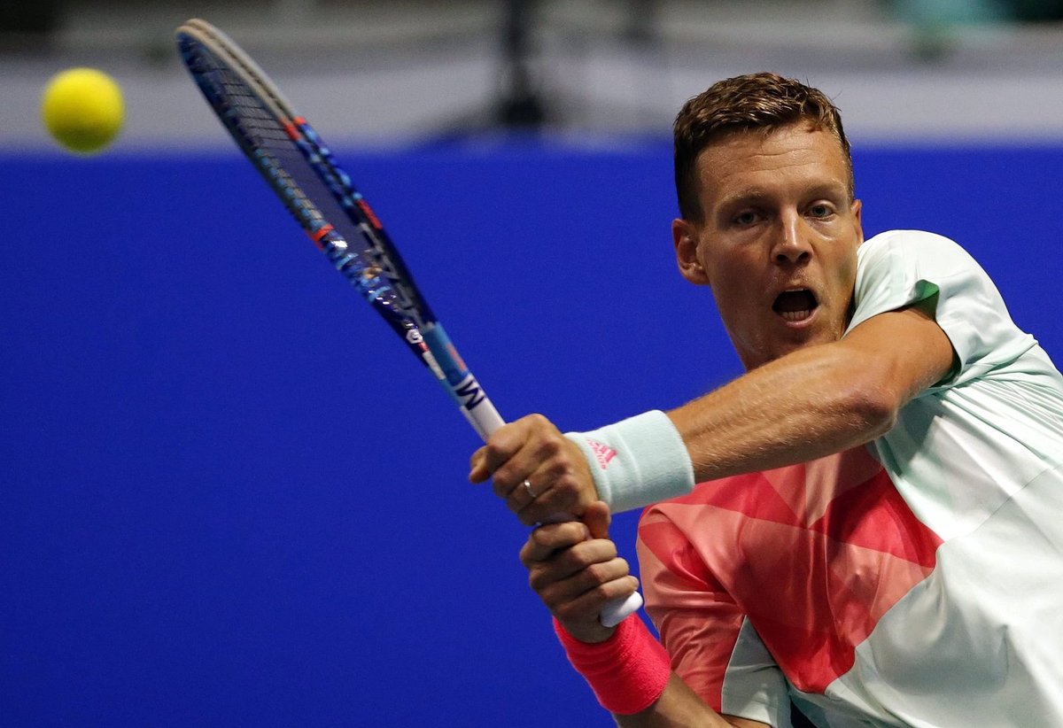 Tomáš Berdych se po měsíční pauze vrátil výhrou 6:3, 2:6, 7:6 nad Rusem Andrejem Kuzněcovem