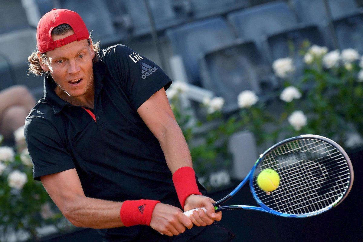 Tomáš Berdych v zápase s Denisem Šapovalovem