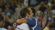 Dlouhé objetí dvou kamarádů. Radek Štěpánek a Novak Djokovič po zápase v osmifinále turnaje v Torontu.