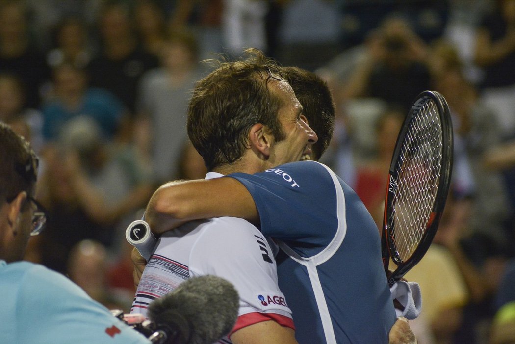 Dlouhé objetí dvou kamarádů. Radek Štěpánek a Novak Djokovič po zápase v osmifinále turnaje v Torontu.