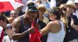 Serena Williamsová odstupovala ze zápasu v slzách. Ke skreči po pouhých 19 minutách zápasu ji donutila bolest zad.