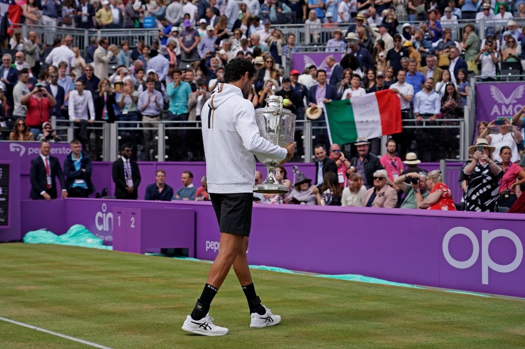 Ital Matteo Berretini s trofejí z turnaje v Queen&#39;s Clubu