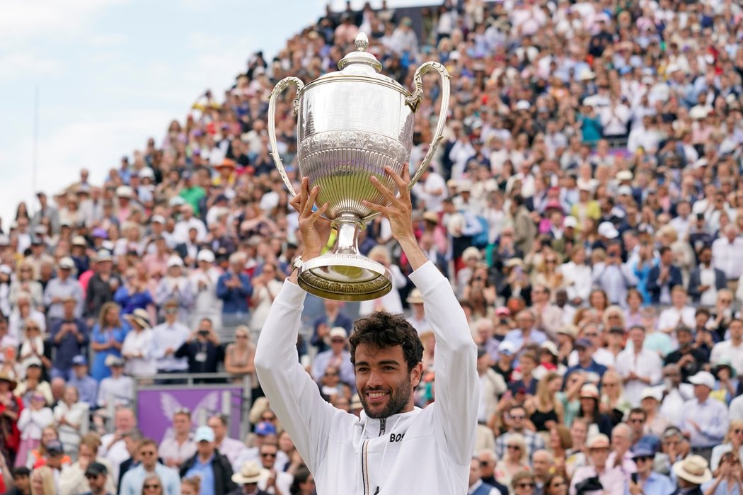 Ital Matteo Berretini s trofejí z turnaje v Queen&#39;s Clubu