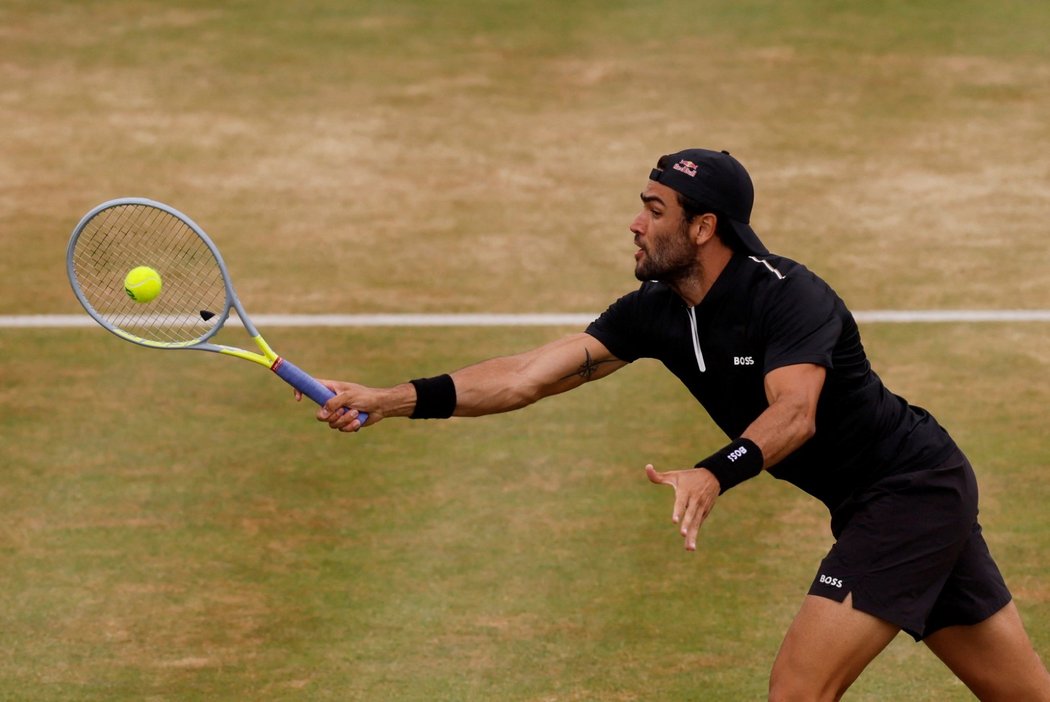 Matteo Berrettini ovládl po operaci ruky dva travnaté turnaje v řadě, ale na Wimbledonu kvůli nákazy koronavirem chybí