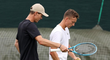 Tomáš Berdych trénuje posledního českého hráče na letošním Wimbledonu Jiřího Lehečku