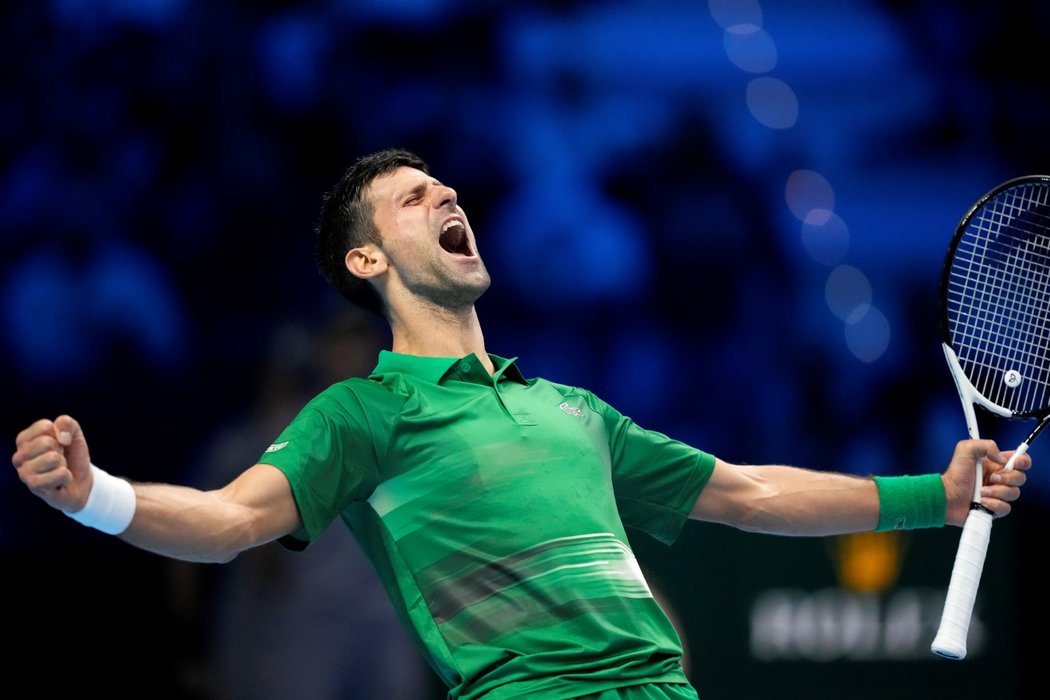Srbský tenista Novak Djokovič slaví třetí výhru ve skupině na Turnaji mistrů