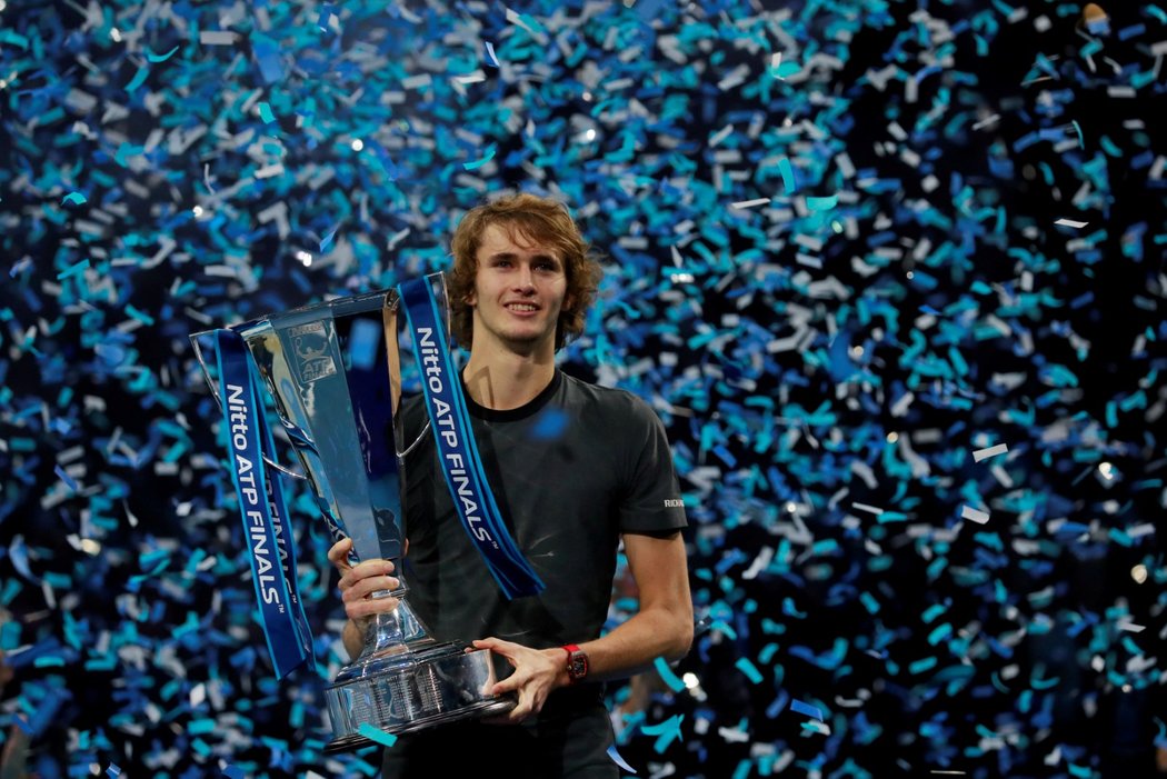 Alexander Zverev se stal nejmladším vítězem Turnaje mistrů od roku 2008, kdy závěrečnou akci sezóny vyhrál jeho finálový soupeř Novak Djokovič.