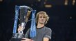 Alexander Zverev s trofejí pro vítěze tenisového Turnaje mistrů