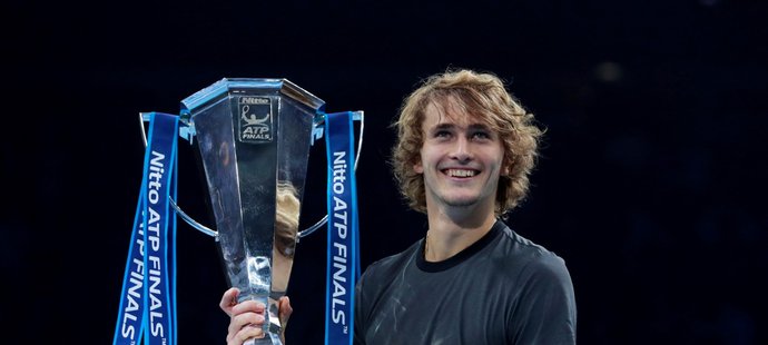 Alexander Zverev s trofejí pro vítěze tenisového Turnaje mistrů