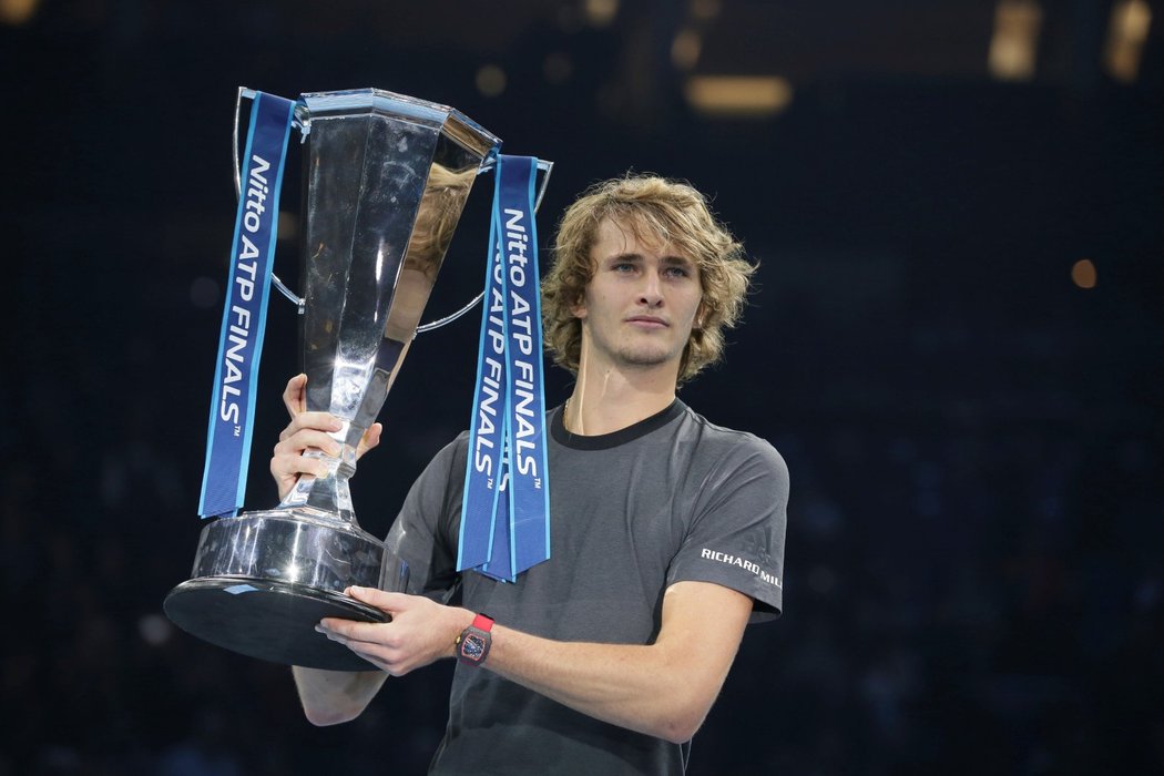 Alexander Zverev s trofejí pro vítěze tenisového Turnaje mistrů