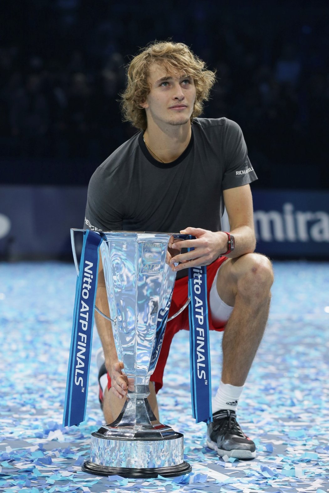 Alexander Zverev s trofejí pro vítěze tenisového Turnaje mistrů