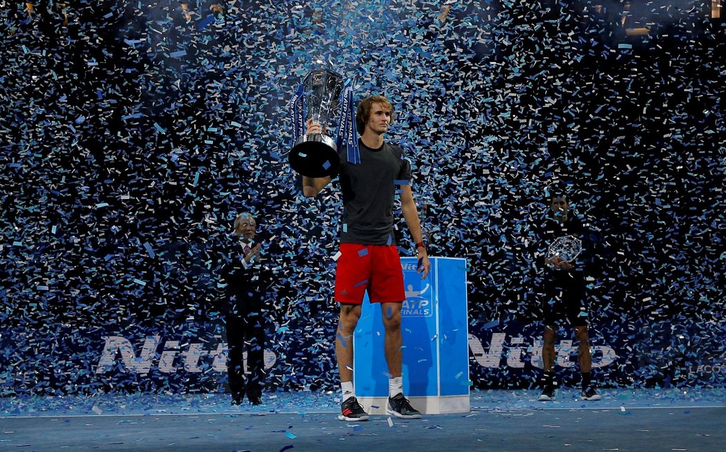 Alexander Zverev se stal nejmladším vítězem Turnaje mistrů od roku 2008, kdy závěrečnou akci sezóny vyhrál jeho finálový soupeř Novak Djokovič.