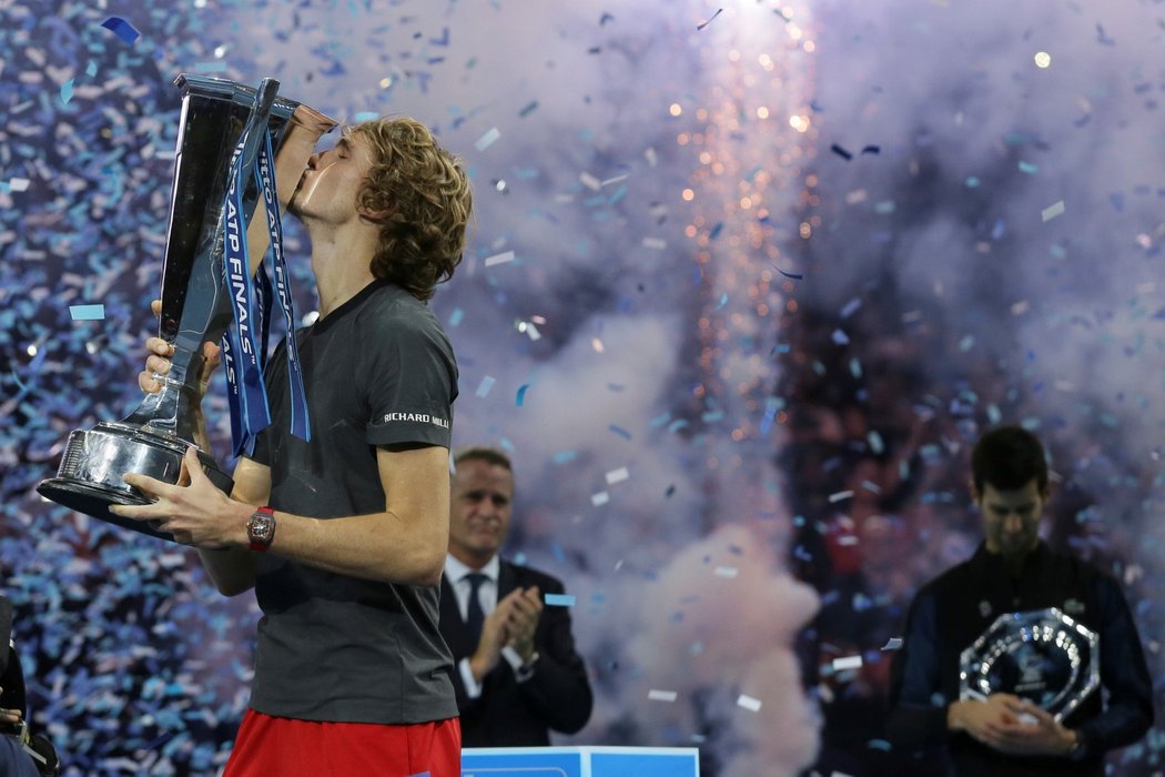 Alexander Zverev se stal nejmladším vítězem Turnaje mistrů od roku 2008, kdy závěrečnou akci sezóny vyhrál jeho finálový soupeř Novak Djokovič.