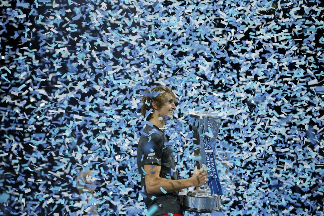 Alexander Zverev se stal nejmladším vítězem Turnaje mistrů od roku 2008, kdy závěrečnou akci sezóny vyhrál jeho finálový soupeř Novak Djokovič.