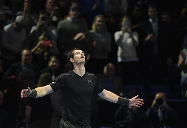 Andy Murray v transu po svém vydřeném postupu do finále Turnaje mistrů Andy Murray v transu po svém vydřeném postupu do finále Turnaje mistrů