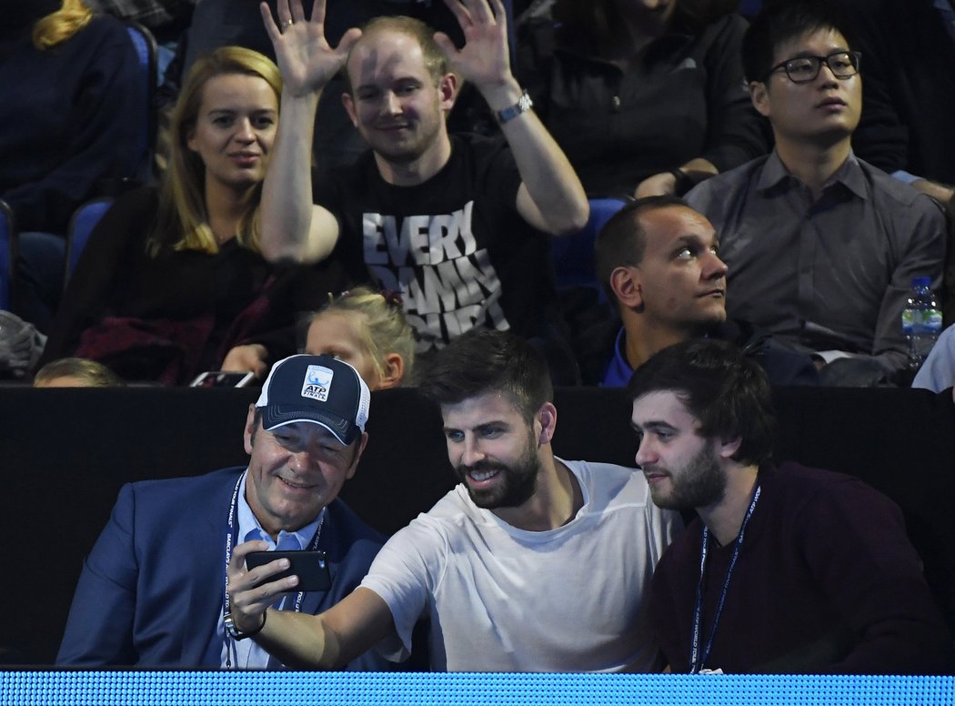 Fotbalista Gerard Pique si při finále Turnaje mistrů fotil selfíčko s hercem Kevinem Spaceym