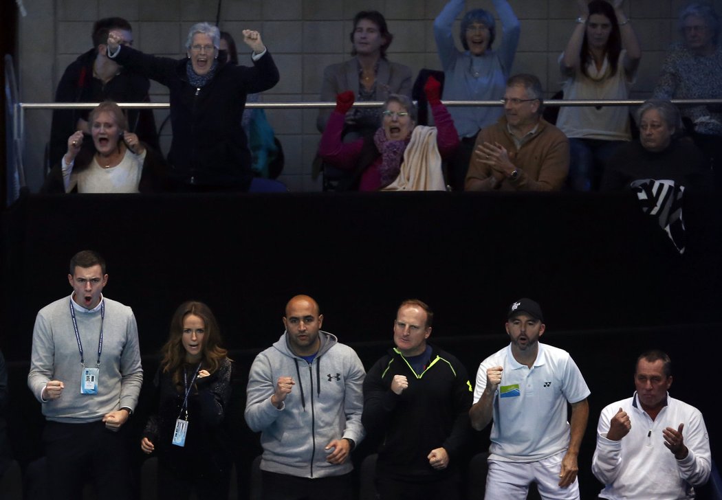 Tým Andyho Murrayho spolu s jeho manželkou Kim Searsovou (druhá zleva) se raduje z vítězného bodu ve finále Turnaje mistrů. Úplně vpravo reaguje po svém Britův trenér Ivan Lendl.