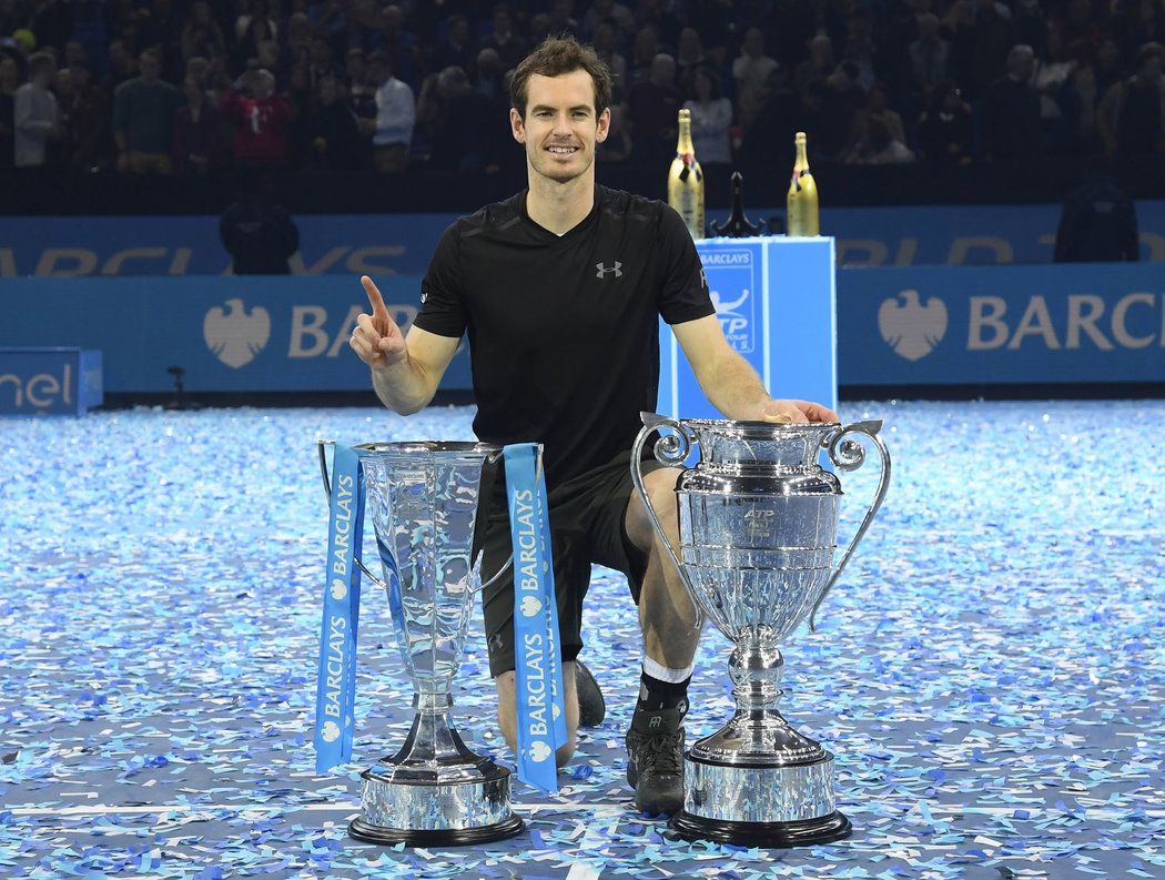 Andy Murray s pohárem pro vítěze Turnaje mistrů i trofejí pro hráče, který zakončí rok jako světová jednička
