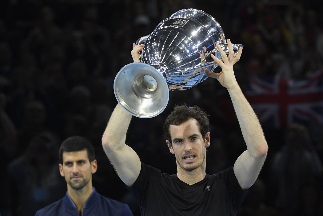 Andy Murray poprvé v kariéře zvedá nad hlavu pohár pro vítěze Turnaje mistrů