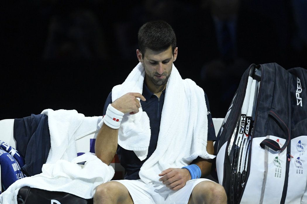 Zklamaný Novak Djokovič ve finále Turnaje mistrů proti Andymu Murraymu