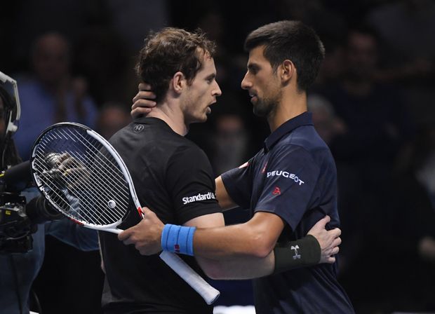 Novak Djokovič (vpravo) gratuluje Andymu Murraymu k triumfu na Turnaji mistrů Novak Djokovič (vpravo) gratuluje Andymu Murraymu k triumfu na Turnaji mistrů