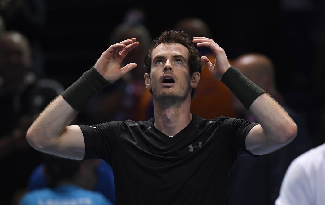 Britský tenista Andy Murray po svém finálovém triumfu na Turnaji mistrů nad Novakem Djokovičem