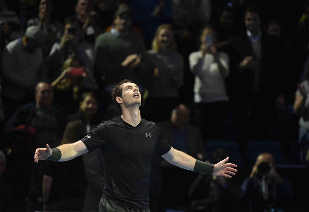 Andy Murray v transu po svém vydřeném postupu do finále Turnaje mistrů