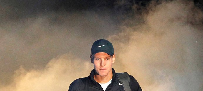 Pekelný dým. Tomáš Berdych při slavnostním nástupu do utkání Turnaje mistrů s Francouzem Tsongou 