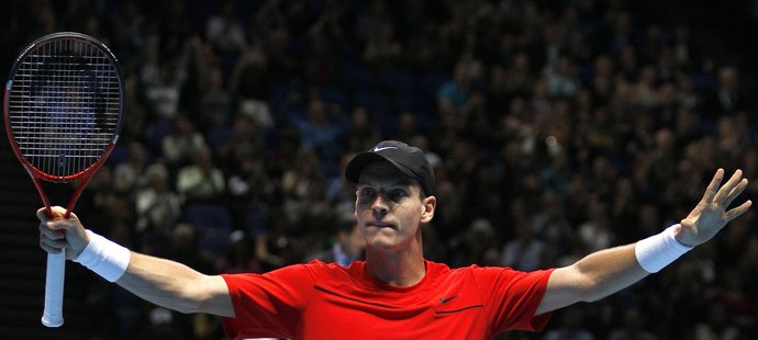 Tomáš Berdych slaví své vítězství nad Ferrerem, které ho posunulo do semifinále Turnaje mistrů