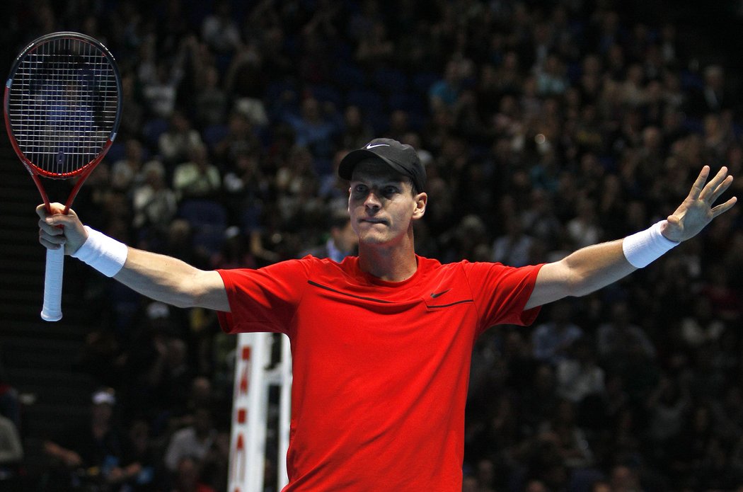 Tomáš Berdych slaví své vítězství nad Ferrerem, které ho posunulo do semifinále Turnaje mistrů