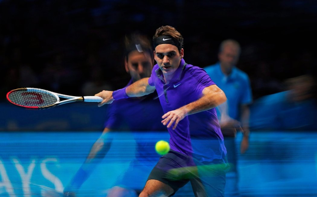 Federer do Noleho na Turnaji mistrů v Londýně bušil, ale na zisk setu to nestačilo.