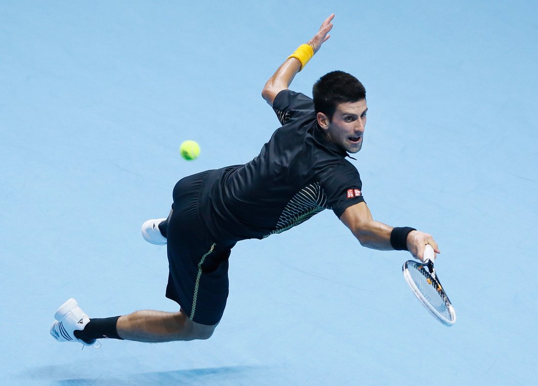 Novak Djokovič odvrací míč ve finále Turnaje mistrů s Rogerem Federerem