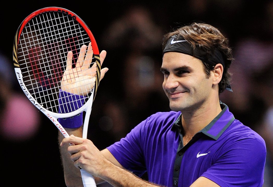 Švýcarský tenista Roger Federer po jednom z povedených míčků ve finálovém utkání Turnaje mistrů s Djokovičem