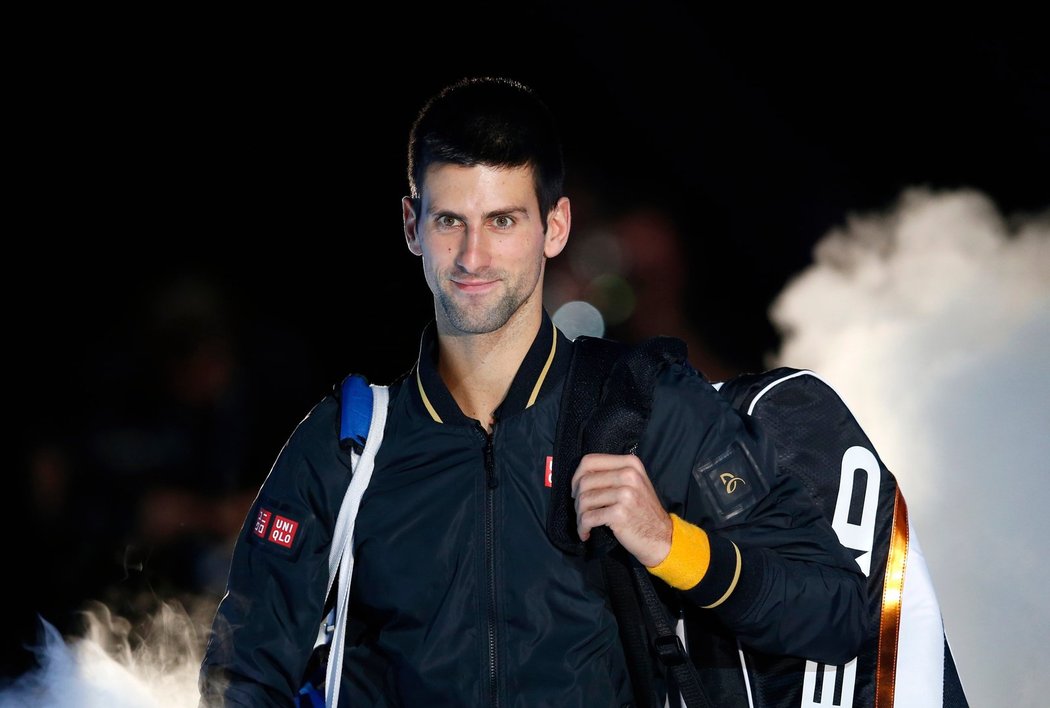 Novak Djokovič přichází na kurt do zápasu finále Turnaje mistrů proti Rogerovi Federerovi