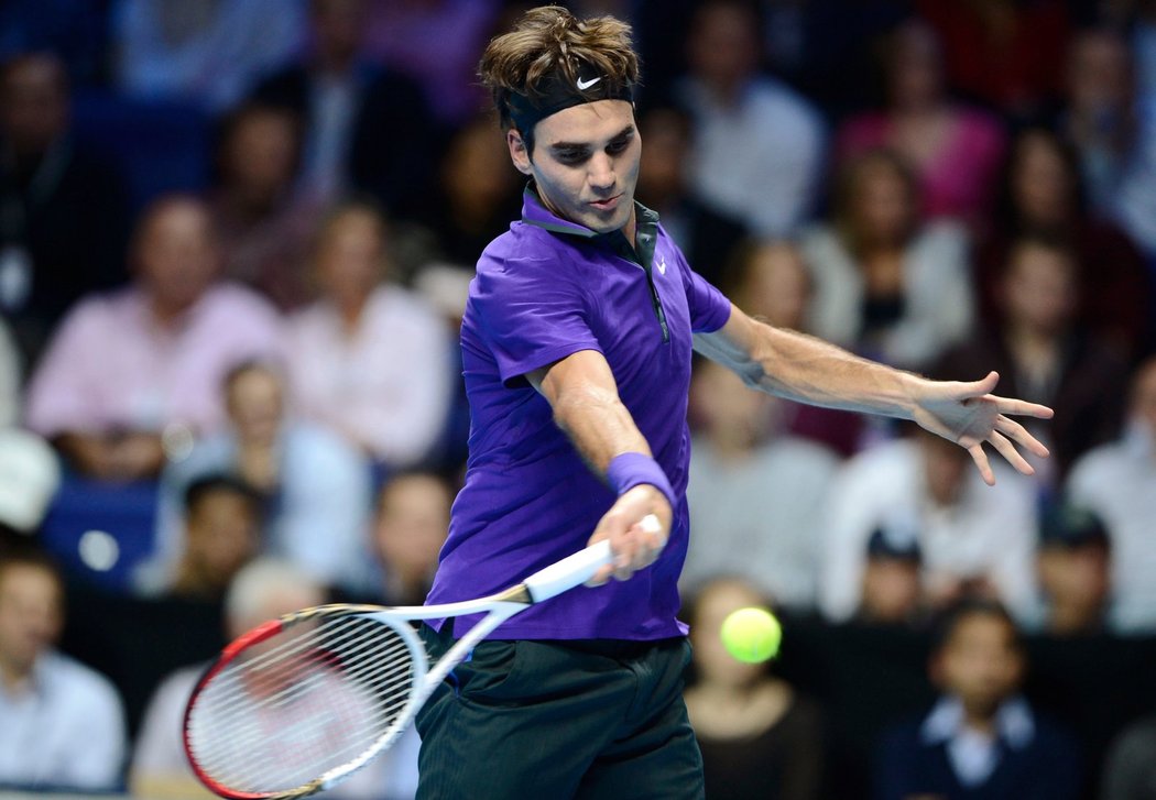 Forhend Rogera Federera v zápase s Djokovičem v Londýně